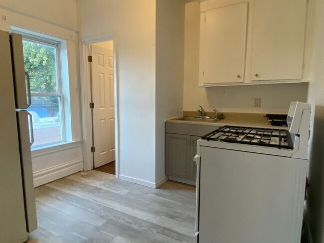 Building Photo - 1587 Plainfield Ave NE