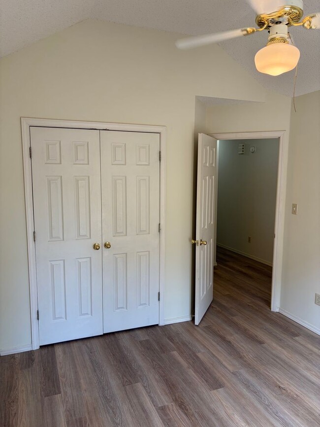 Building Photo - 908 Aspen Ave