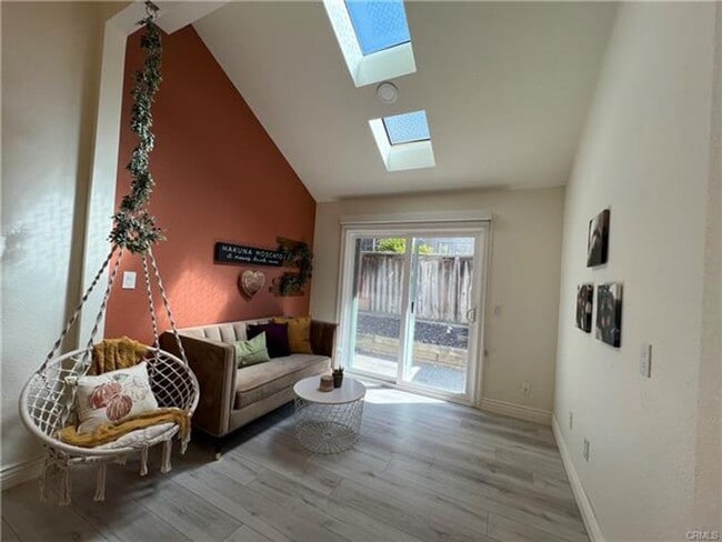 Building Photo - Beautiful Single-Story Pool Home in the He...