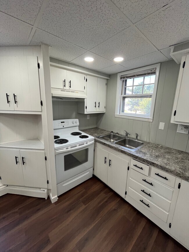 Building Photo - 215 Knight St