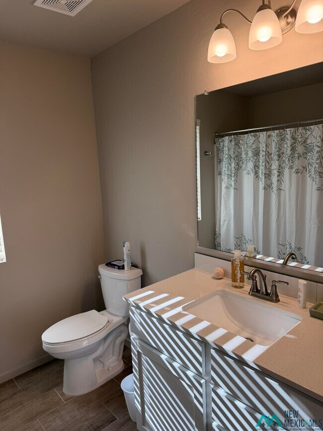 Building Photo - 2419 W Ray Ave