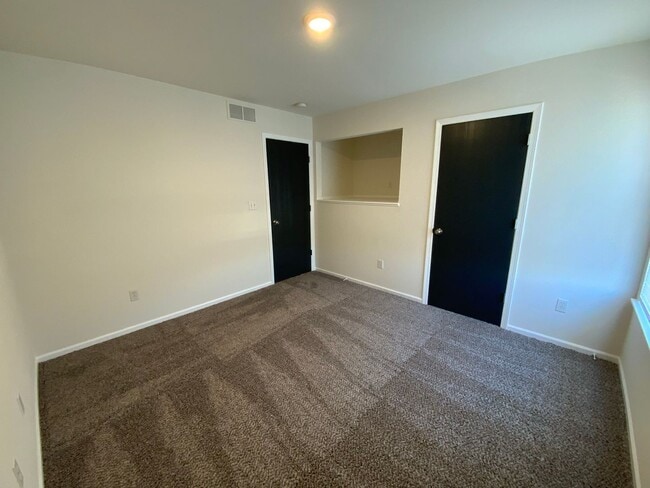 Building Photo - 4 Bedroom newly remodeled Duplex