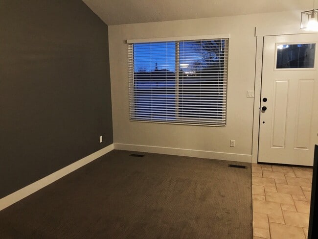 Building Photo - Charming Layton Home