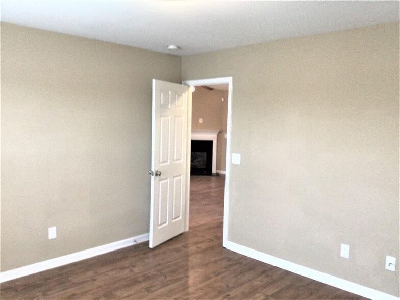 Building Photo - 3913 Bluestem Dr