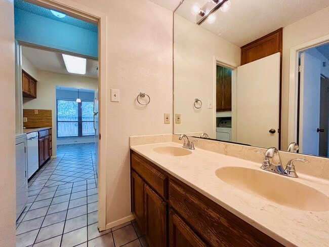 Building Photo - 3801 Manchaca Rd #1 78704 | 1 bed 1 bath $...