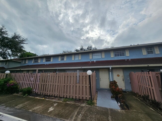 Building Photo - 331 Cypress Way W