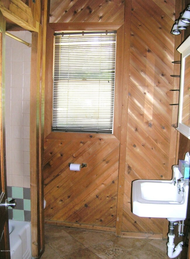 Building Photo - 2250 Myra St