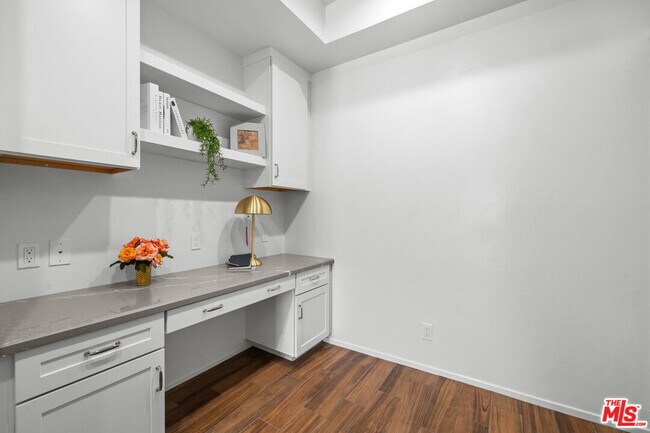 Building Photo - 1167 S Roxbury Dr