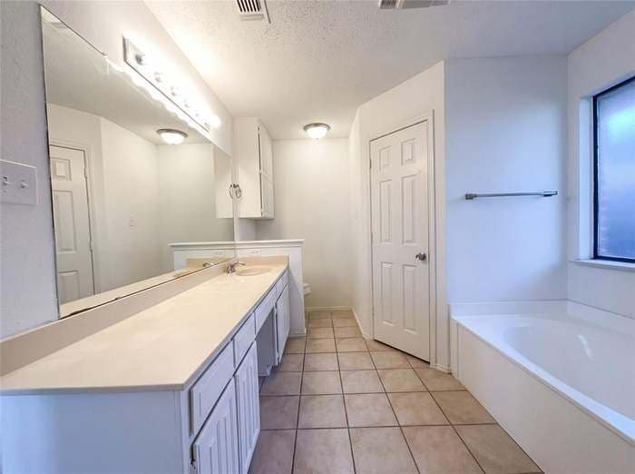 Building Photo - 709 Sandy Trail