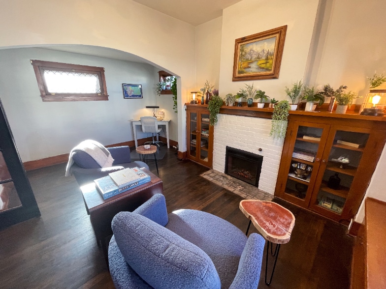 Building Photo - 711 W 5th St