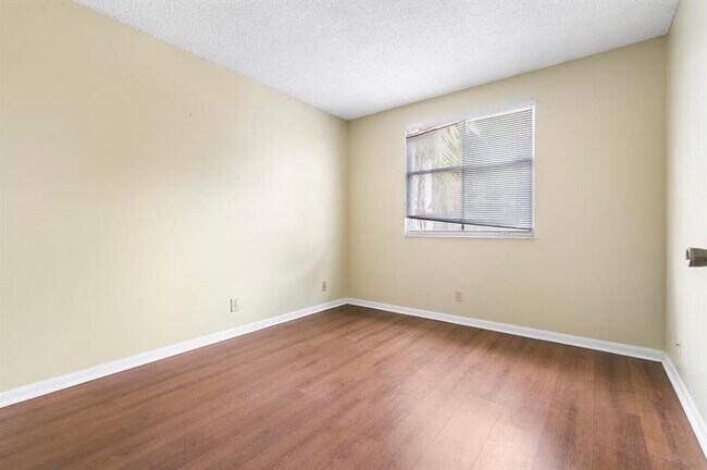 Building Photo - 3138 W Buena Vista Dr