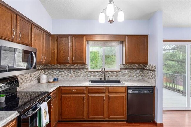 Building Photo - Spacious home near 55th st. S. and Broadway