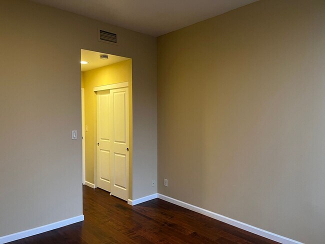 Building Photo - Coveted Portland Plaza Condo located in Do...