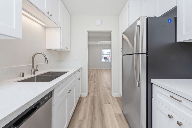 Building Photo - HILLCREST GREAT RENOVATED ONE BEDROOM APARTMENT.