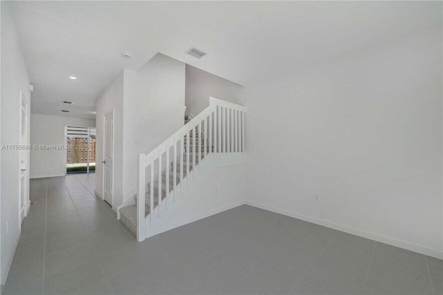 Building Photo - 701 SE 13th Street Cir