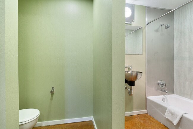 Building Photo - 1041 Constance St