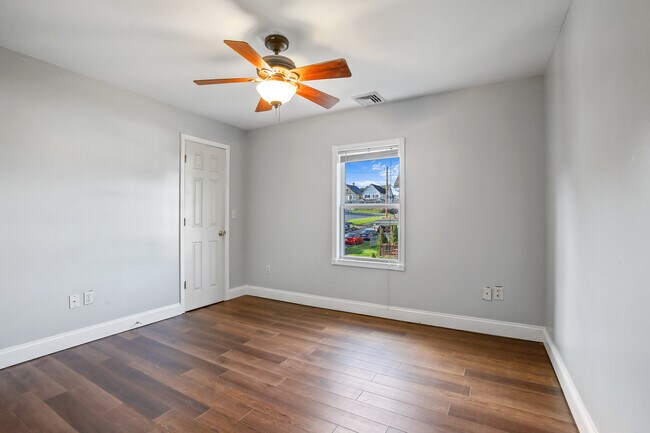 Building Photo - 1202 W Elm St