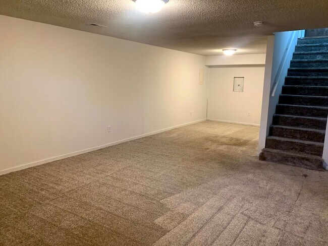 Building Photo - Cute East Side Twin Home