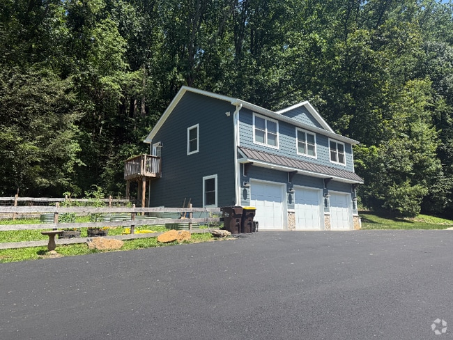 Building Photo - 3911 Dogwood Ln
