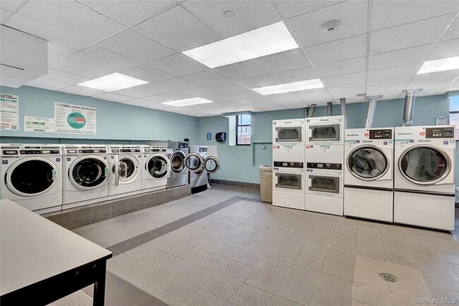 Building Photo - 25 W Broadway