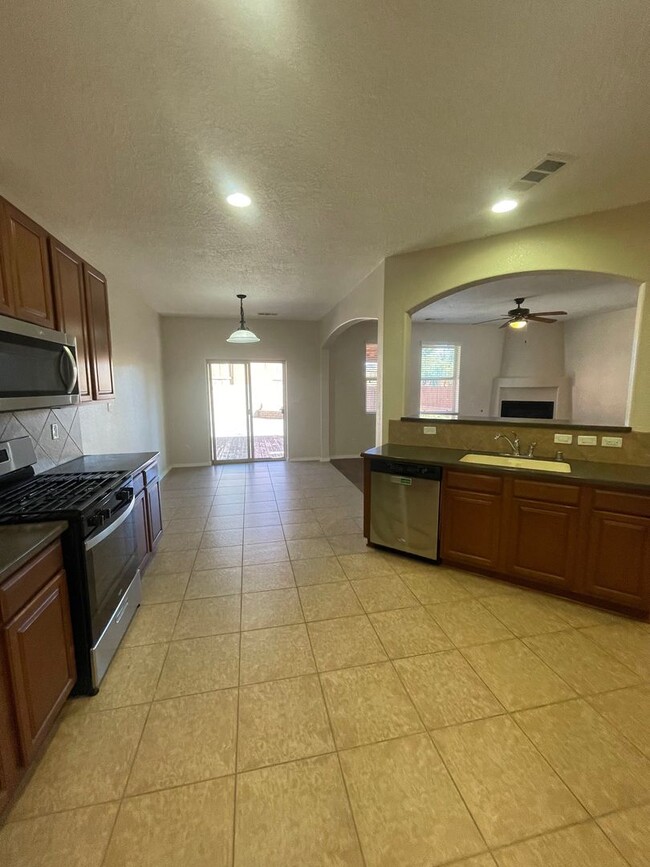 Building Photo - Immaculate 4 bdr, 2 1/2 bath w/2 car garag...