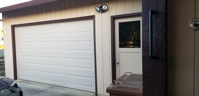 Building Photo - 3 bedroom, 2 bathroom home in well established neighborhood.