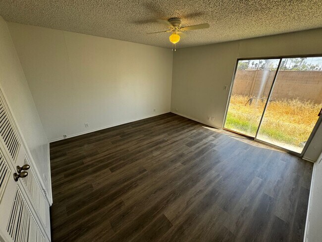 Building Photo - 3 BEDROOM 2 BATH, FIRST FLOOR UNIT