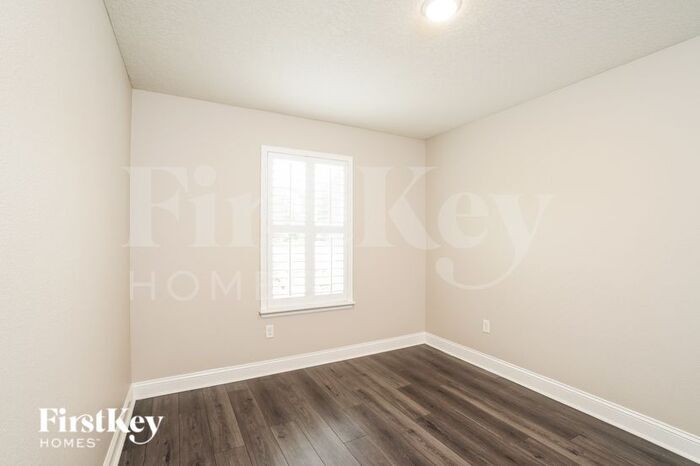 Building Photo - 725 Chandler Dr