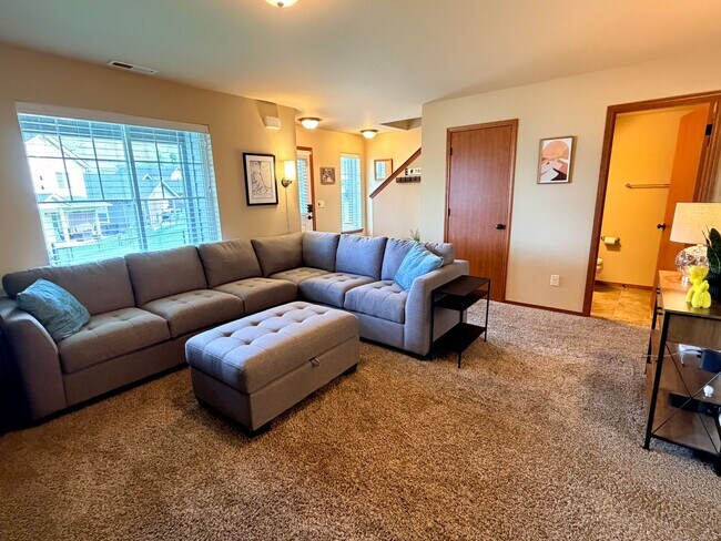 Building Photo - Short term, fully furnished home! 3 bed, 2.5 bath, central a/c, w/d, d/w, covered parking, great ...