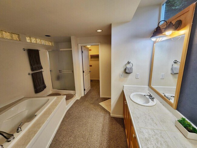 Building Photo - Beautiful 3 Bed 2.5 Bath Waterfront Home in Sammamish