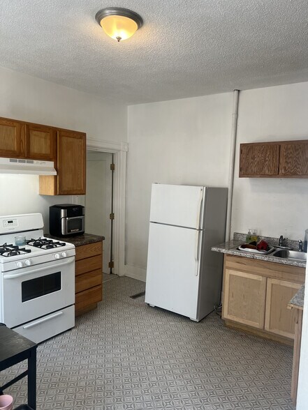 Building Photo - 1113 6th St E