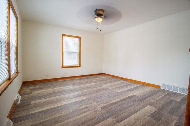 Building Photo - 212 E 142nd Pl