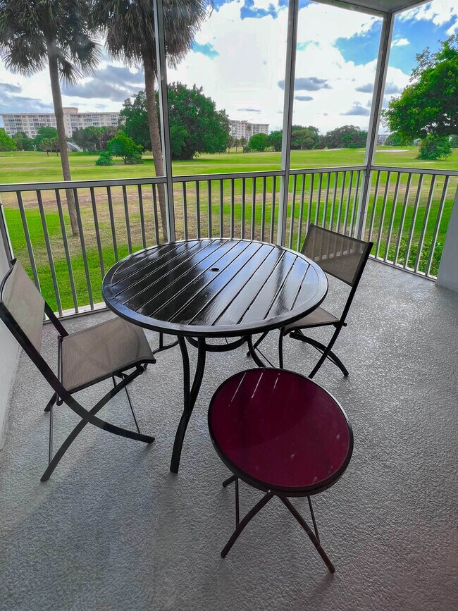 Building Photo - 2850 N Palm Aire Dr