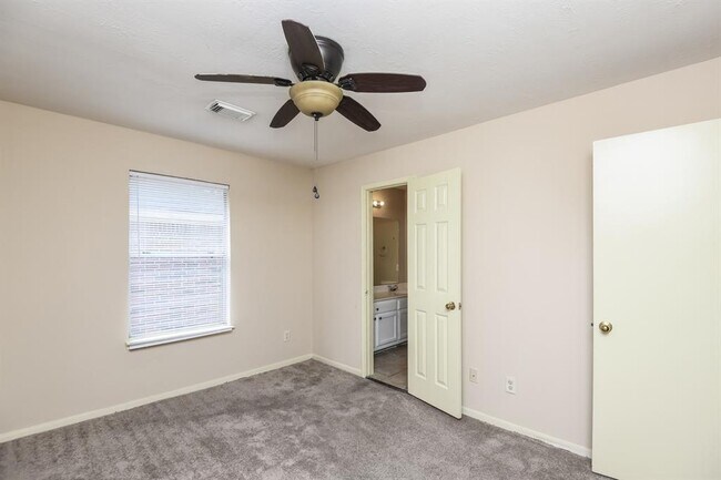 Building Photo - 18626 Droitwich Dr