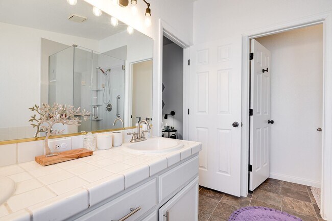 Building Photo - Fully Furnished Single-Story Gem – Spaciou...