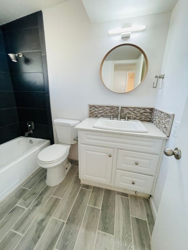 Building Photo - ***MOVE-IN SPECIAL*** Fully Remodeled 2 Be...