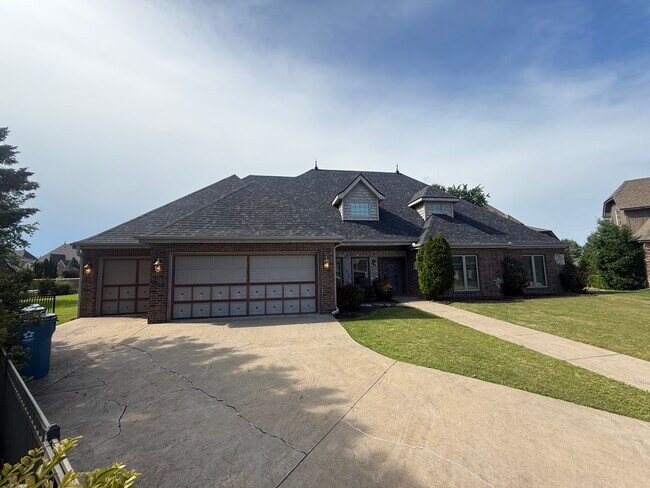 Building Photo - 300 SW Bordeaux Ct