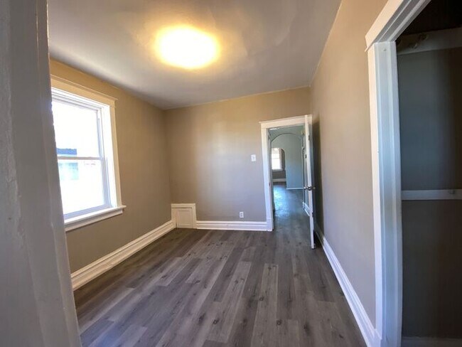 Building Photo - Cute Duplex, Must See!