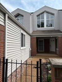 Building Photo - West County 4th/ 3Bth Townhome