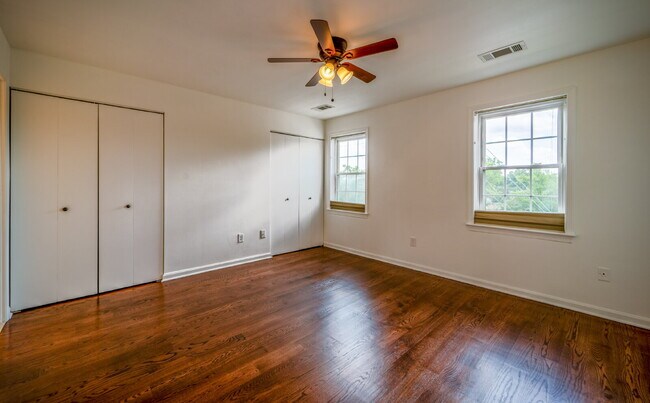 Building Photo - Sophisticated Townhome Steps from East Fal...