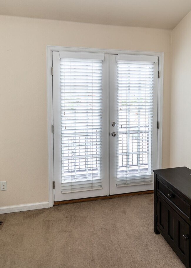 Building Photo - Downtown 3 Bedroom Townhome with 2 Car Garage