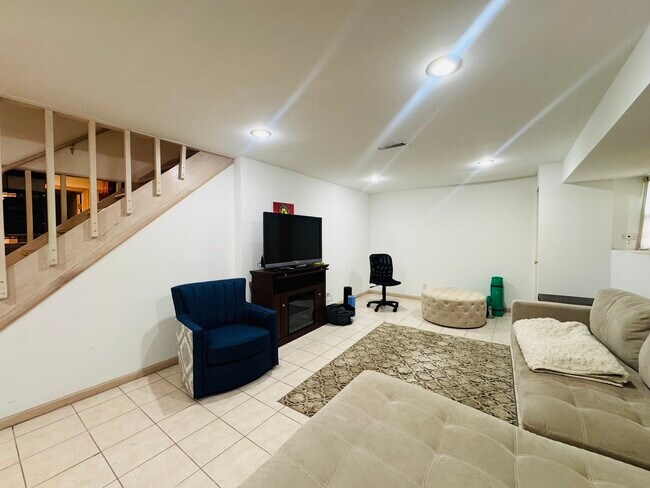 Building Photo - 2164 Seaver Ln