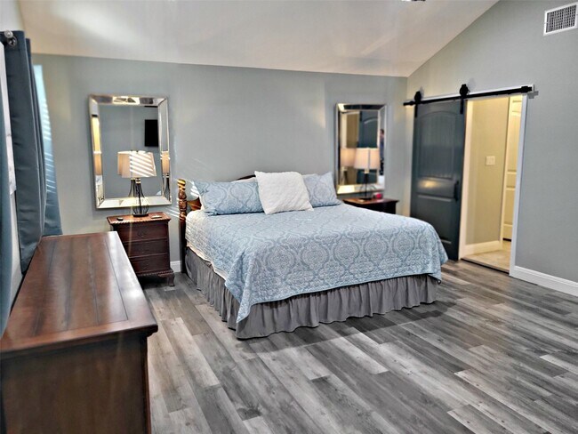 Building Photo - 1526 Lakeside Dr W