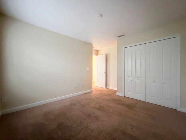 Building Photo - 6 BEDROOM 3 BATHROOM TWO STORY HOME ON IND...