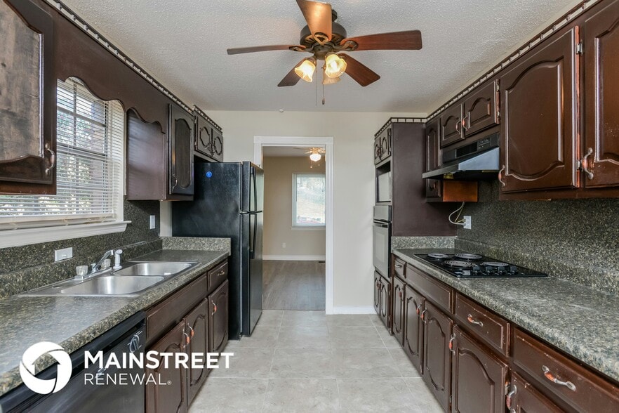 Building Photo - 2026 Sprucewood Pl