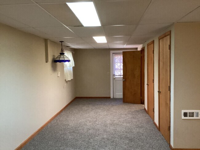 Building Photo - Beautiful Brick Ranch in Desirable Golf Course Community