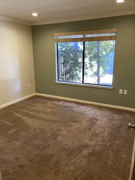 Master bedroom - 38693 Huntington Cir