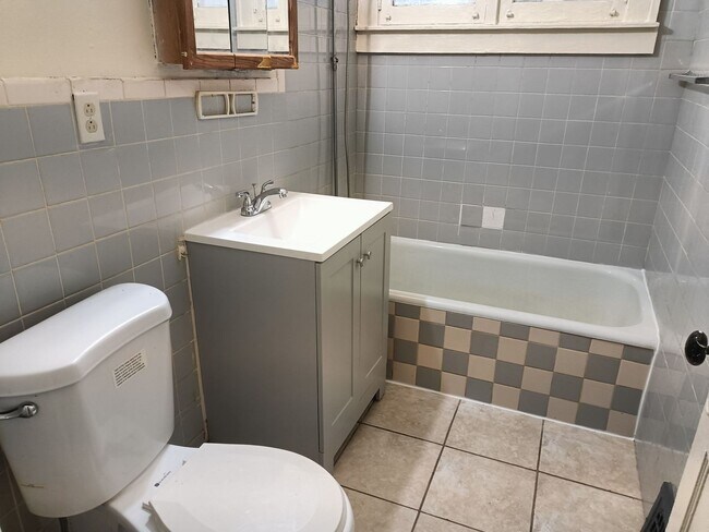 Building Photo - 3 Bedroom Single Family Home