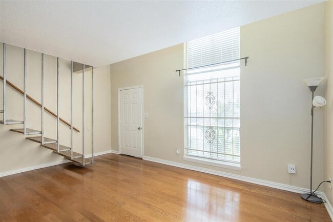 Building Photo - 6202 Skyline Dr