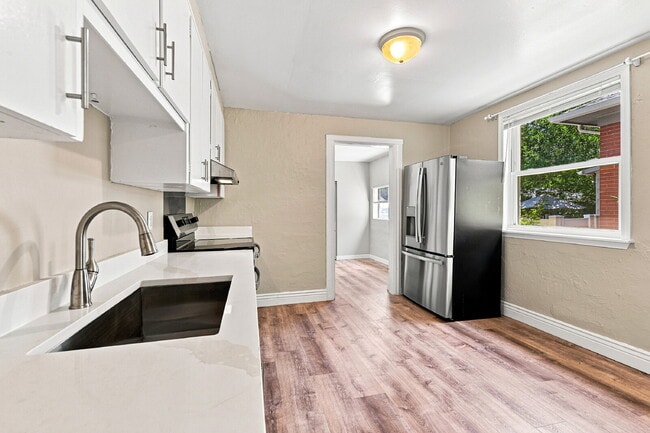 Building Photo - $2,845.95, 3 bed, 1 bath, located in Denver with New Appliances